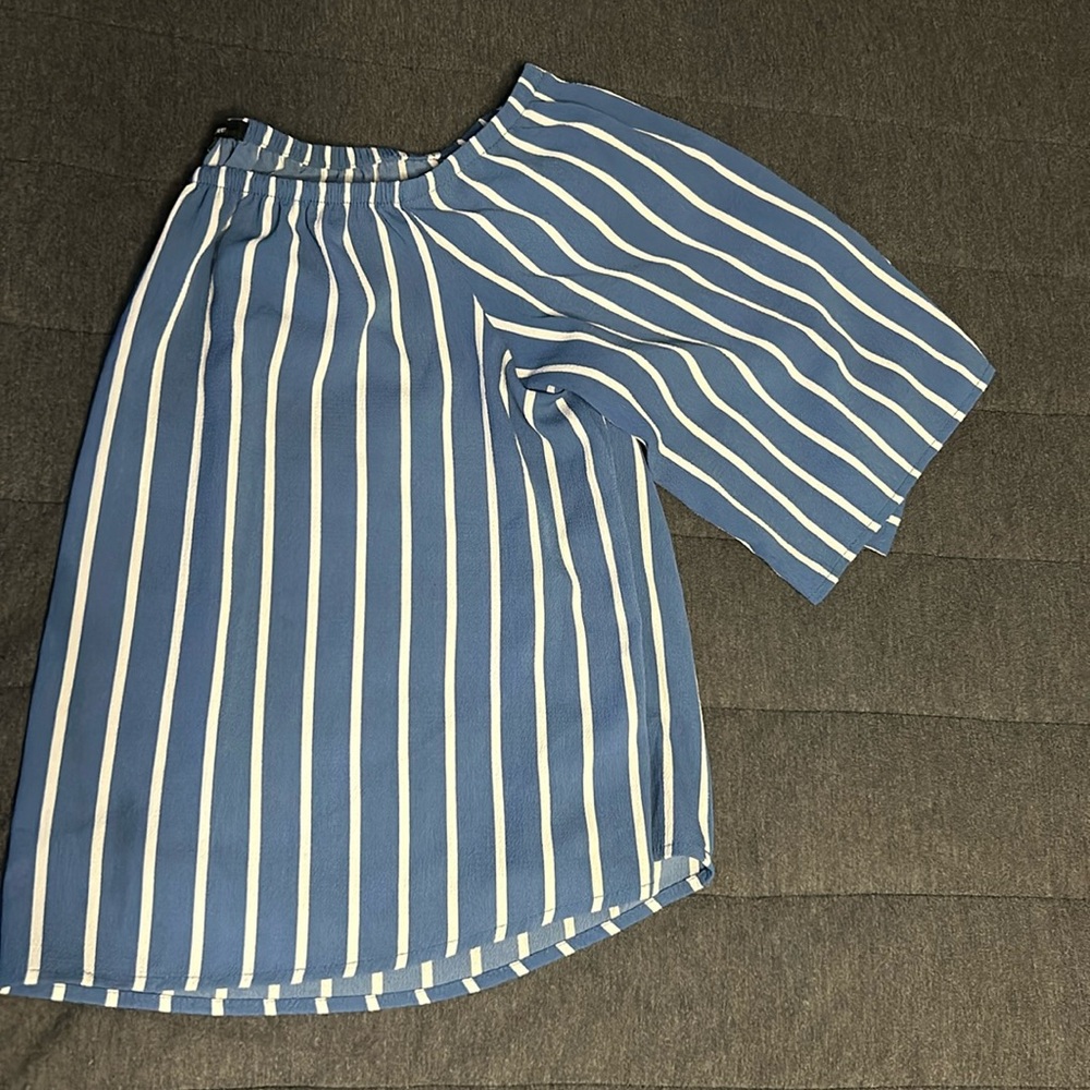 Off the shoulder navy blue with white stripes like new. loose ￼fitting.